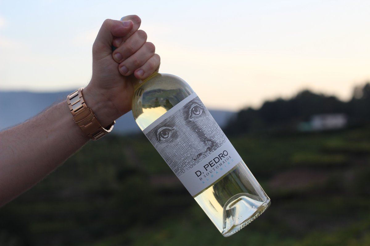 Que no falte nuestro albariño #DPedro en tus comidas navideñas, deléitate con sus notas afrutadas de carácter tropical y sus sutiles notas florales 🥂🎄