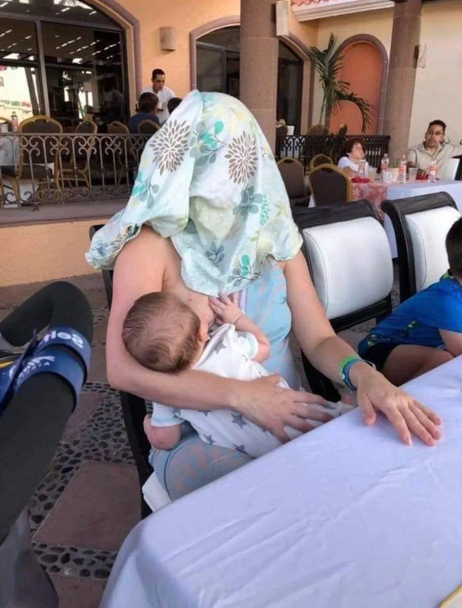 LeContempIateur's tweet image. Une maman qui allaitait son fils dans un restaurant a été interpellée par un client, manifestement choqué, qui lui a demandé de se couvrir, car cela le dérangeait.

Sans hésiter, elle a décidé de lui donner une leçon en jouant le jeu de l’absurdité avec brio.

Une réaction pleine…