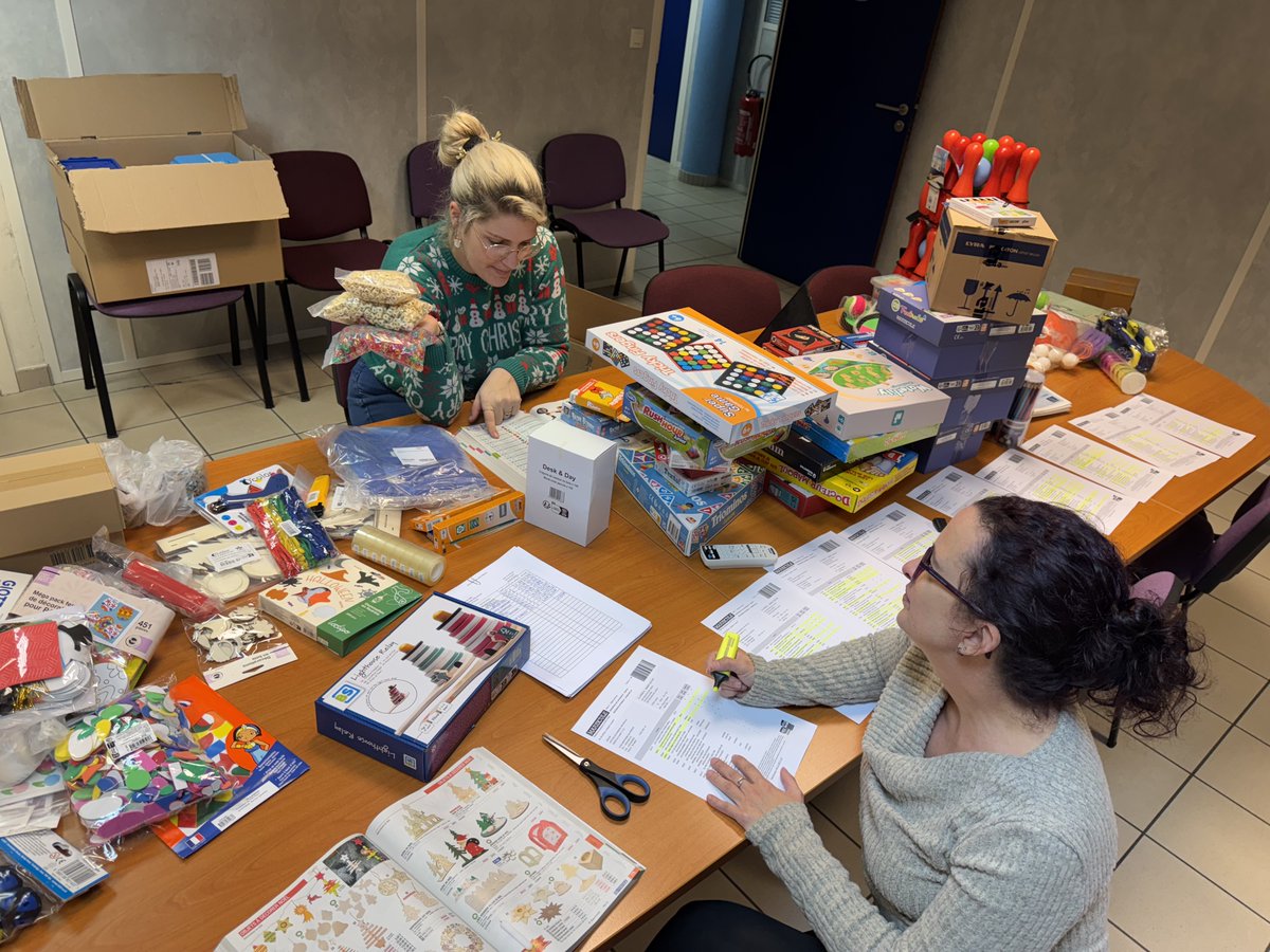 Il semblerait que le Père Noël soit déjà passé pour les garderies des écoles de la cdc ! +de 3700€ de jeux de société, jeux de cour, matériel d'activités manuelles ont été achetés pour les enfants. La distribution a déjà commencé. Toutes les écoles seront pourvues d'ici  janvier