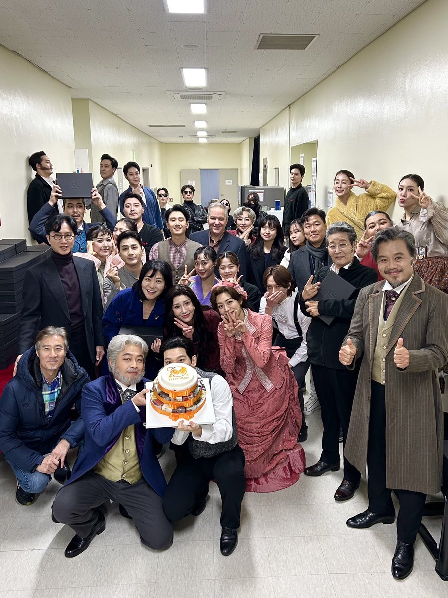 od_musical's tweet photo. #뮤지컬 #지킬앤하이드

대한민국 뮤지컬 역사의 끝나지 않는 신화🔥
뮤지컬 <지킬앤하이드> 20주년 본공연

#홍광호 #윤공주
#조정은 #김봉환 #이희정
배우의 첫 공연이 시작됩니다✨

지금 이 순간, 끝나지 않는 신화

2024.11.29 ~ 2025.05.18
#블루스퀘어신한카드홀 https://t.co/SjzmA5mPm0