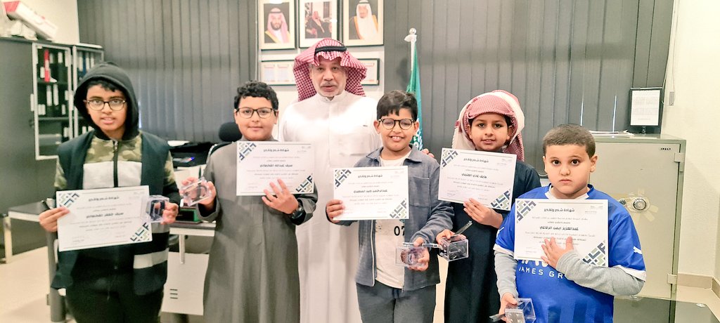 altufail01's tweet photo. كرّم مدير المدرسة طلاب الإذاعة المدرسية المميزين ، تقديرًا لجهودهم وإبداعهم في تقديم برامج هادفة ومميزة خلال الفصل الدراسي الأول والثاني للعام١٤٤٦هـ . https://t.co/mX6L8c4ExX