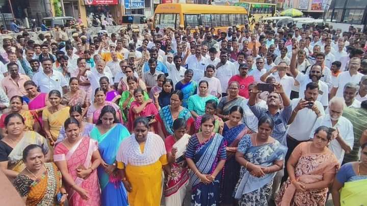 NVignes16342016's tweet photo. SaveBangladeshiHindus வங்கதேச 🕉️ஹிந்து சிறுபான்மை மக்களுக்கு எதிரான வன்முறையை கண்டித்து மேட்டுப்பாளையத்தில் ஹிந்து இயக்கங்கள்  மாபெரும் கண்டன ஆர்ப்பாட்டத்தில்....🚩🚩🚩 https://t.co/5uZF7TgEwQ