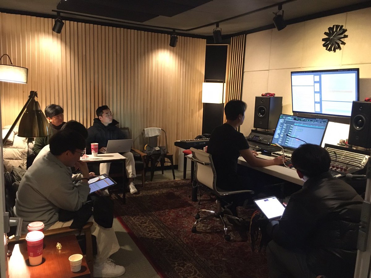 사필귀정 음향, 음악 큐가 좀 많아서 말이죠.
오늘 스튜디오에서 미리 한번 맞춰봤어요.
음향 감독님이 마스터링까지 해주셨답니다.^^
그리고 몇몇 효과는~ 
전승화 성우님이 직접 만들었다는 건 안 비밀 ㅎㅎ   
오늘 감독님이 소리 잘 만들었다고 칭찬까지 해주셨어요.

토요일에 만나요~~