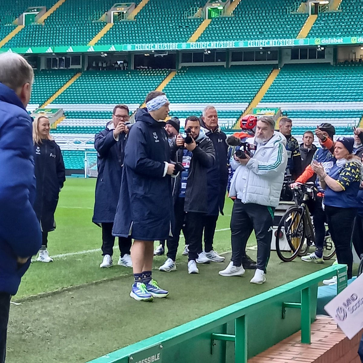 Here we go - Kevin has just rolled up at📍Celtic Park! The cheers from supporters have been epic today! Next stop - Firhill Stadium. @celticfc

#RunningHomeforChristmas #KevinSinfield #MNDScotland #MND #MakeTimeCount