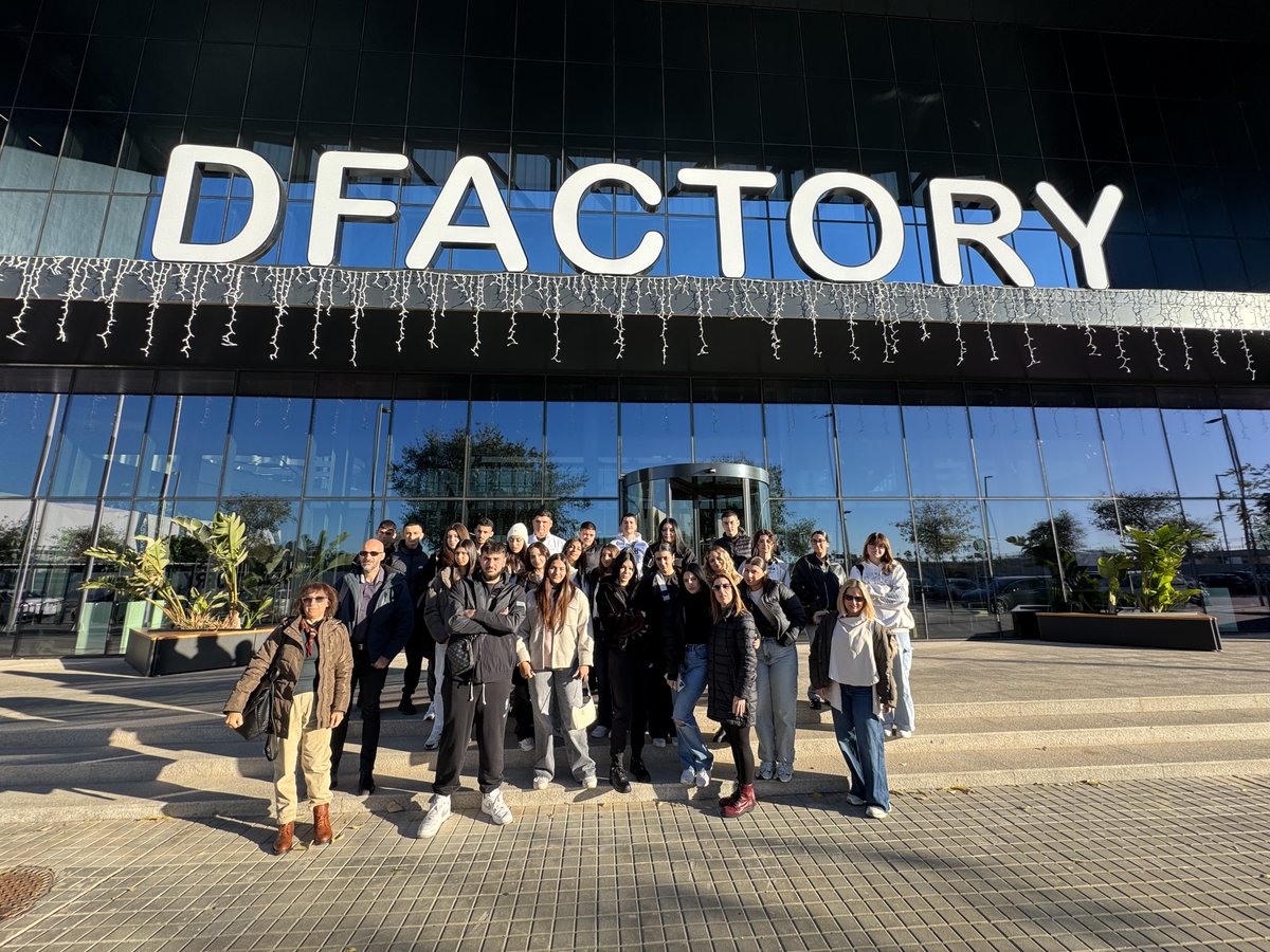 Leitat's tweet photo. 📢 Recibimos a un grupo de estudiantes griegos de FP en las ramas sanitaria e informática, participantes del programa #Erasmus+, junto a #Moveu en nuestras instalaciones en @DFactoryBCN, para conocer las capacidades de #Leitat. 🔍
¿Quieres saber cómo fue su visita? 🧵👇🏽 https://t.co/vaSqWlBdDl