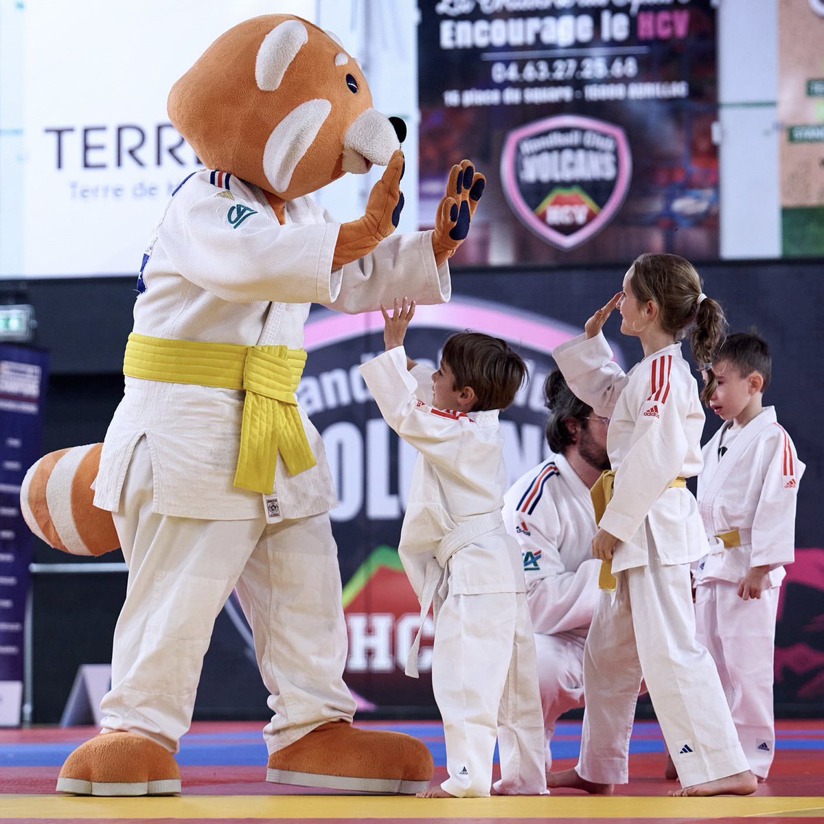 francejudo's tweet photo. Finir l’année en beauté 🎉🤩

Pour la dernière étape de l’année, Kodomo et son équipe accompagnés de Sarah-Léonie Cysique, Aurélien Diesse et Hélios Latchoumanaya, médaillés olympiques et paralympique font étape à Chartres (28). 🚍🥰

🗓️ 13 et 14 décembre
📍 Chartres
🥋 Ligue Centre-Val de Loire.

📸 France Judo/JB.Dalleau
#IDC2024 #FierdEtreJudoka