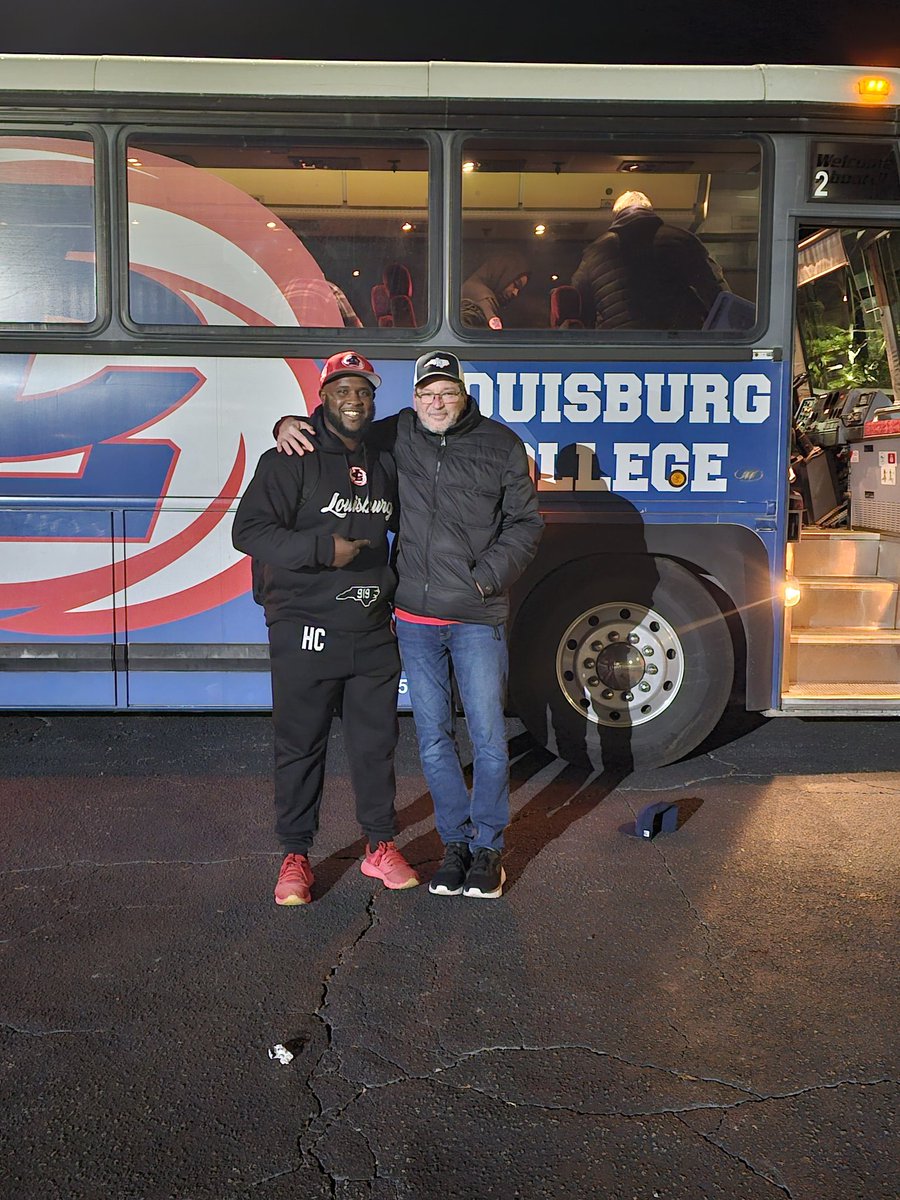 So happy I wasn't the only one able to send off <a href="/Louisburg_FB/">Louisburg College Football</a> this a.m. as they travel to the Windy City for the Natty. 🥳🥳 Shoutout to <a href="/LCbaseballnews/">Louisburg College Baseball</a>, Dr. Brown and Laurie! Wishing my guys safe travels, the experience of a lifetime, and the W! See you when you get back! 💙❤️