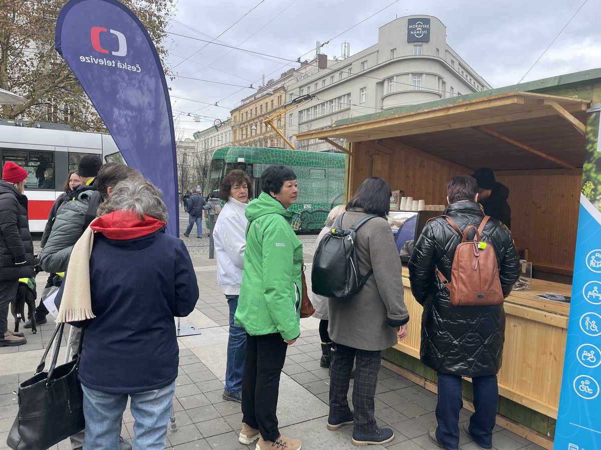 telferova's tweet photo. Na Moravském náměstí v Brně dnes a zítra vaří kávu osobnosti České televize. Přijďte si dát teplý nápoj, povykládat si s našimi kolegy a kolegyněmi a podpořit Paracentrum Fénix, které pomáhá lidem po poranění míchy. https://t.co/QPhN6zaldo