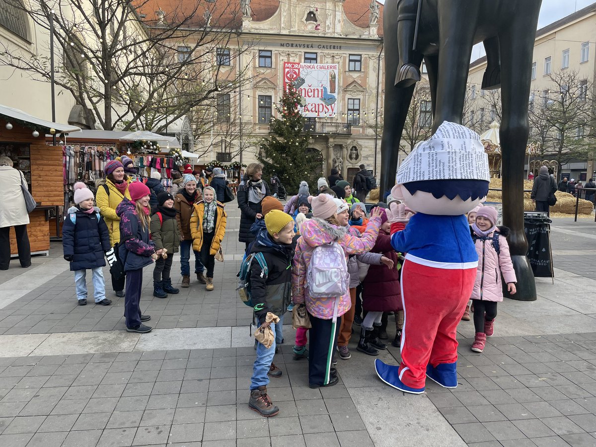 telferova's tweet photo. Na Moravském náměstí v Brně dnes a zítra vaří kávu osobnosti České televize. Přijďte si dát teplý nápoj, povykládat si s našimi kolegy a kolegyněmi a podpořit Paracentrum Fénix, které pomáhá lidem po poranění míchy. https://t.co/QPhN6zaldo