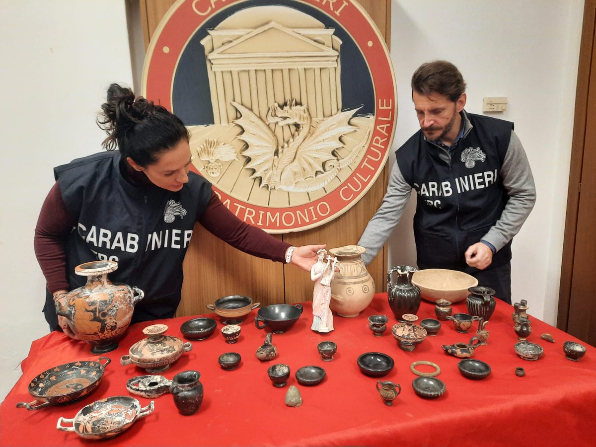 _Carabinieri_'s tweet photo. Preziosi reperti apuli ed etruschi, provenienti da scavi clandestini, venduti all’estero attraverso un’inesistente casa d'aste. #Carabinieri #TPC #Bari recuperano numerosi beni e arrestano 4 persone. 32 gli indagati 📄➡️ https://t.co/f2QOmdL4Cp https://t.co/XKmEREP8BL