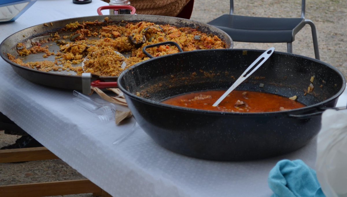 BloccoCharro's tweet photo. 🥁 Algunas fotos de nuestro sábado de taller de mazas y paellada popular en Blocco Charro
🧡 Lo pasamos genial y fue un día estupendo de convivencia.
📷 @carmen.nolosdigo y @sonarte__
#batucada #batucadasalamanca #blocos #sambareggae #blocoafro #salamanca #bloccocharro #axe https://t.co/eWTXOqvHYA