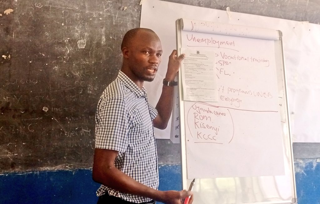 Reachoutmbuya's tweet photo. Referrals help to connect vulnerable individuals to essential services. They ensure that people receive the necessary health, social, and legal support when needed_ Alex Kitandwe, Field Assistant, @USAID/ OVC Kampala Activity. @PEPFAR
@USAIDUganda
#OVCKampalaActivity https://t.co/n67A0JD5v7