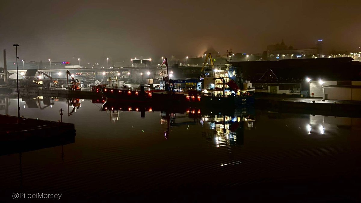 Urok nocnej pracy. Tuż po północy światła i cienie czarują obrazem #okiempilota <a href="/PSwiaderski/">Paweł Świąderski</a> #zżyciapilota #shipsinpics <a href="/JanuszStolorz/">Janusz Stolorz</a>