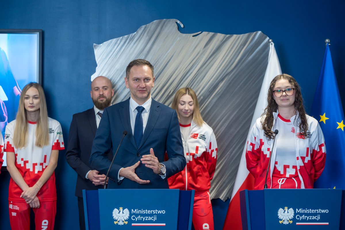 CYFRA_GOV_PL's tweet photo. 💬 Branża e-sportu to dynamicznie rozwijający się sektor, który ma ogromny potencjał na przyszłość. Jednocześnie, w obliczu rosnącego znaczenia higieny cyfrowej, konieczne jest podejmowanie działań wspierających jej zrównoważony rozwój. W związku z tym Ministerstwo Cyfryzacji, we współpracy z organizacjami pozarządowymi, uczelniami, naukowcami oraz innymi resortami, planuje powołać zespół ekspertów, który będzie odpowiedzialny zarówno za wsparcie tej dziedziny, jak i eliminację związanych z nią ryzyk - wiceminister cyfryzacji @RafalRosinski79 podczas dzisiejszej konferencji prasowej.

#Esport #HigienaCyfrowa
