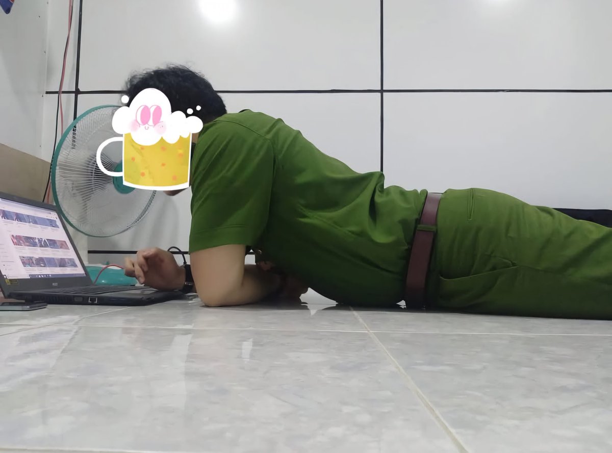 Đồng chí nằm như này là khiêu dâm tôi đấy