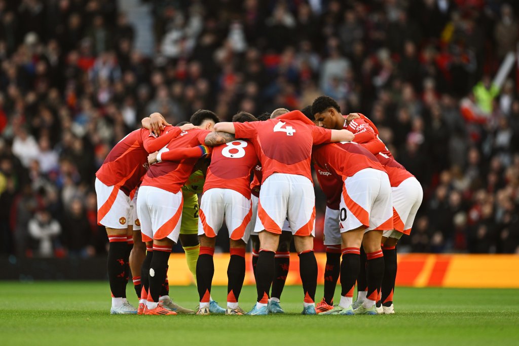 🚨 BREAKING:

Manchester United players abandoned club's plans to wear jacket in support of the LGBTQ+ community vs. Everton after Mazraoui refused to join the initiative, citing religious concerns.

Players decided nobody would wear it so that Mazraoui is not seen as only one to