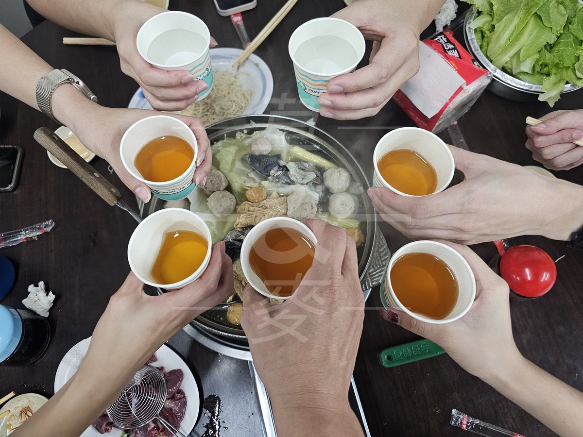 〔羽球加火鍋聯誼〕
理念相同的人，相處起來沒壓力
不複雜的關係，讓我們對彼此的信任感又增添了幾分

一場通體舒暢的羽球，一頓秀色可餐的美食，一趟身心愉悅的旅程，除了留下歡笑，沒有甚麼遺憾😆

感謝<a href="/lovelcooxx/">新北夫妻L&C</a>,以及@diwiyng1 ,還有單女<a href="/Rhea1314520/">Rhea</a> 一起共襄盛舉🤣

#夫妻情侶
#單女
#吃喝玩樂