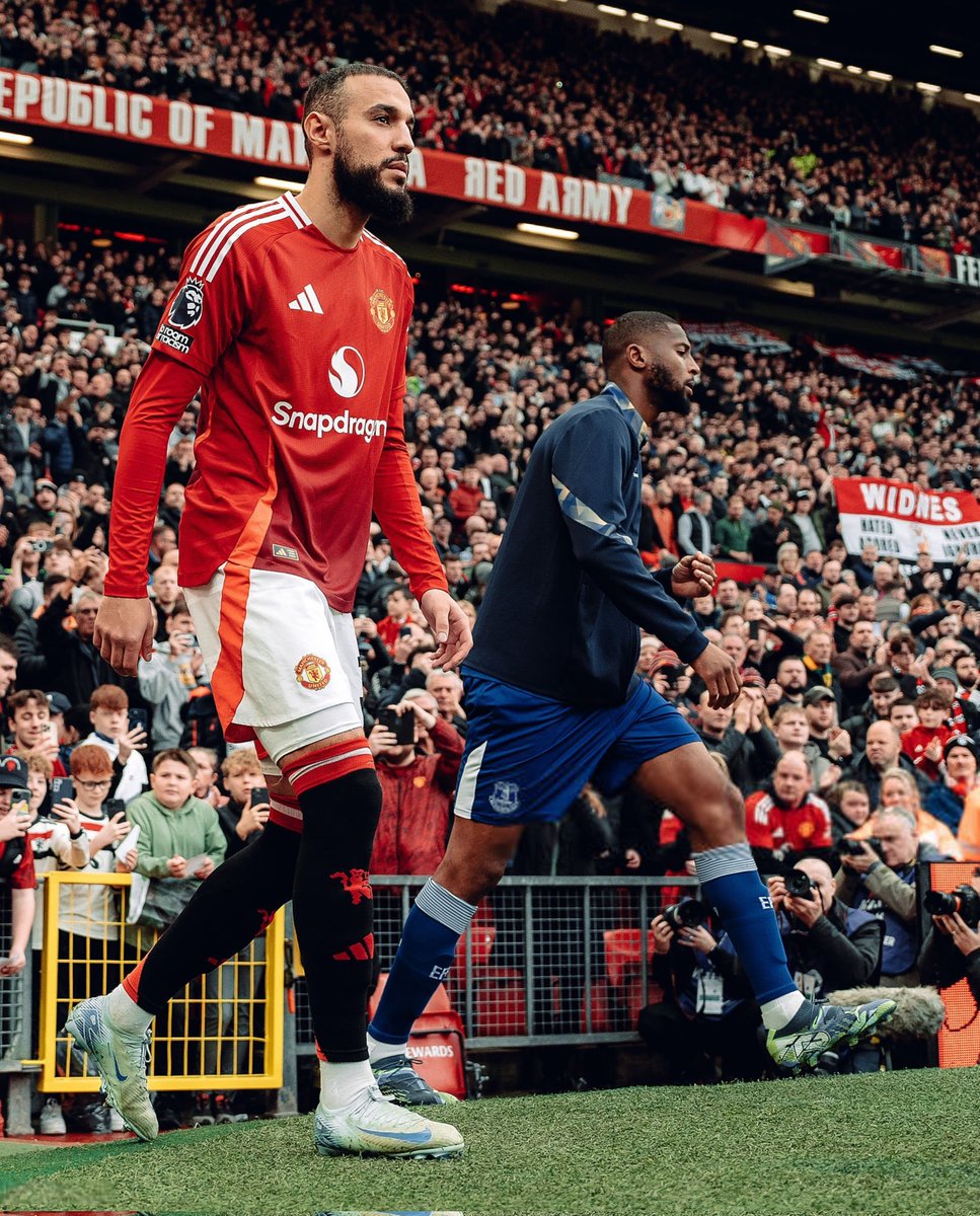 idextratime's tweet photo. 🚨 TERUNGKAP : Manchester United rupanya berencana meminta para pemain mengenakan jaket Adidas sebagai bentuk dukungan untuk komunitas LGBTQ+ sebelum laga vs Everton.

Namun rencana tersebut akhirnya dibatalkan oleh para pemain lain setelah Noussair Mazraoui menolak terlibat. ❌🫡

📝 @TheAthleticFC