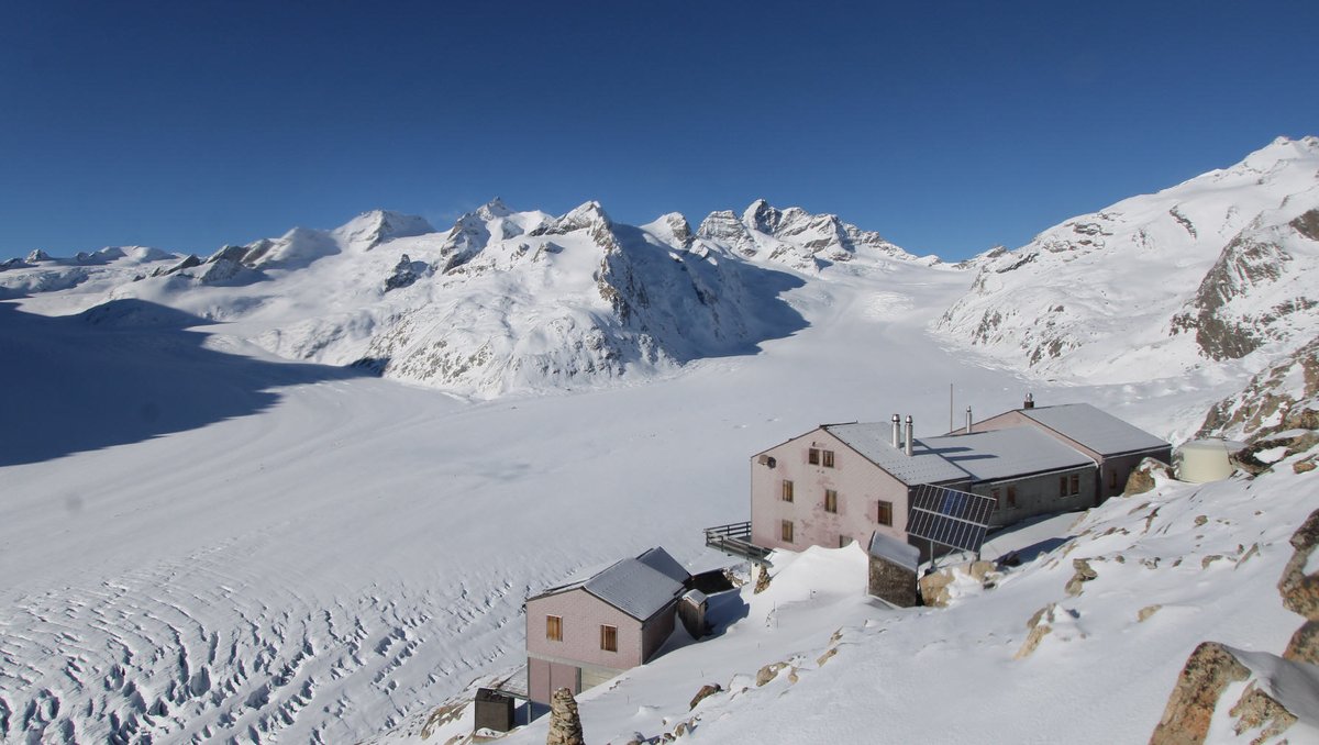 Alpenweerman's tweet photo. Stijgende luchtdruk #tussenhoog en een N stroming zorgen in de W-Alpen en #Oberwallis voor een afdroging vd verticale luchtkolom. In de onderste atmosfeer zit nog veel vocht en dus #bewolking. Oftewel unten(nog) grau, oben blau. 📷 #Konkordiahütte 2850m #Aletschgletsjer https://t.co/gl0KUJQdix