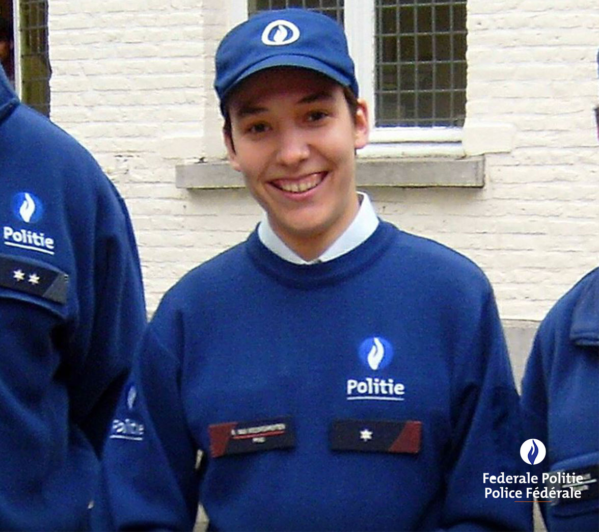 federalepolitie's tweet photo. 17 jaar geleden, op deze dag, werd onze collega Kitty Van Nieuwenhuysen op drieste wijze omgebracht tijdens een interventie in Lot (Beersel). We zullen haar altijd herinneren. Sterkte aan iedereen die haar mist. #samensterk #neverforget #unitedwestand https://t.co/kzjkMBfPDY