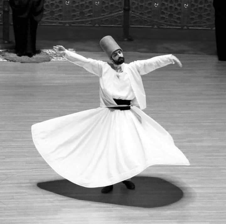 RumiArab's tweet photo. من يريد القمر لا يتجنب الليل..
من يرغب في الورد لا يخشى أشواكه..
ومن يسعى إلى الحب لا يهرب من ذاته..

– جلال الدين الرومي https://t.co/AQQG9FaI5Y