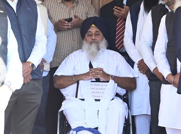 Akali_Dal_'s tweet photo. ਚਿਤਿ ਆਵੈ ਓਸੁ ਪਾਰਬ੍ਰਹਮੁ ਲਗੈ ਨ ਤਤੀ ਵਾਉ ॥

ਸਾਹਿਬੁ ਨਿਤਾਣਿਆ ਕਾ ਤਾਣੁ ॥

ਧੰਨ ਧੰਨ ਸ੍ਰੀ ਗੁਰੂ ਰਾਮਦਾਸ ਸਾਹਿਬ ਜੀ ਦੇ ਦਰ ‘ਤੇ ਪੂਰੇ ਤਨ ਮਨ ਨਾਲ ਸੇਵਾ ਨਿਭਾਅ ਰਹੇ ਸ. ਸੁਖਬੀਰ ਸਿੰਘ ਜੀ ਬਾਦਲ ਵਿਰੋਧੀ ਤਾਕਤਾਂ ਤੋਂ ਬਰਦਾਸ਼ਤ ਨਹੀਂ ਹੋ ਰਹੇ । ਅੱਜ ਹਮਲੇ ਦੌਰਾਨ ਅਤੇ ਬਾਅਦ ਵੀ ਸ. ਸੁਖਬੀਰ ਸਿੰਘ ਬਾਦਲ ਨੇ ਸ੍ਰੀ ਅਕਾਲ ਤਖ਼ਤ ਸਾਹਿਬ ਪਾਸੋਂ ਲੱਗੀ ਤਨਖ਼ਾਹ ਰੂਪੀ ਸੇਵਾ ਪੂਰੀ ਤਨਦੇਹੀ ਨਾਲ ਨਿਭਾਈ। ਹਮਲੇ ਸਮੇਂ ਵ�� ਉਹ ਬਹੁਤ ਹੀ ਸ਼ਾਂਤ ਅਤੇ ਨਿਰਭਓ ਹੋਕੇ ਆਪਣੀ ਸੇਵਾ ਨਿਭਾਉਂਦੇ ਰਹੇ।
ਅਸੀਂ ਅਕਸਰ ਸੁਣਦੇ ਹਾਂ ਕਿ ਜਿਸ ਦੇ ਸਿਰ ‘ਤੇ ਗੁਰੂ ਸਾਹਿਬ ਦਾ ਹੱਥ ਹੋਵੇ ਉਸਦਾ ਕੋਈ ਵਾਲ ਵੀ ਵਿੰਗਾ ਨਹੀਂ ਕਰ ਸਕਦਾ, ਅੱਜ ਸਾਖਸ਼ਾਤ ਧੰਨ ਧੰਨ ਸ੍ਰੀ ਗੁਰੂ ਰਾਮਦਾਸ ਪਾਤਸ਼ਾਹ ਜੀ ਦੀ ਕਲਾ ਵਰ��ੀ ਹੈ।