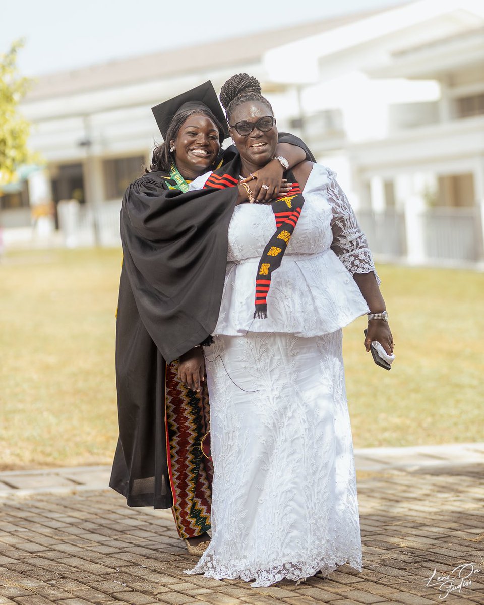 awareba_'s tweet image. This far by grace🙏🏿
From humble beginnings to the healing profession. The daughter of a charcoal seller is now a doctor. If this isn’t God, what is? 🩺✨ #Gratitude”