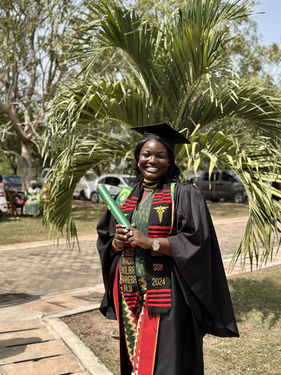 awareba_'s tweet image. This far by grace🙏🏿
From humble beginnings to the healing profession. The daughter of a charcoal seller is now a doctor. If this isn’t God, what is? 🩺✨ #Gratitude”