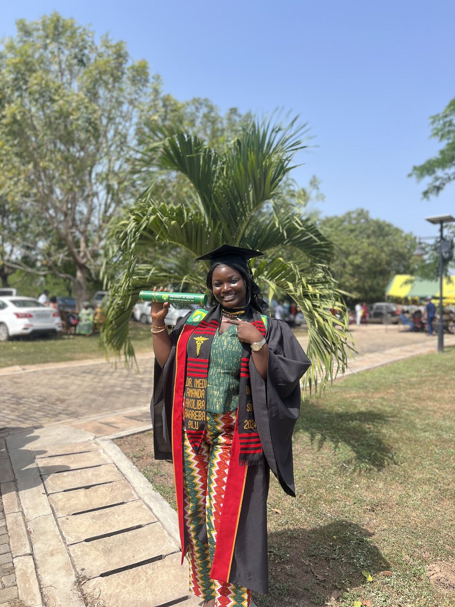 awareba_'s tweet image. This far by grace🙏🏿
From humble beginnings to the healing profession. The daughter of a charcoal seller is now a doctor. If this isn’t God, what is? 🩺✨ #Gratitude”
