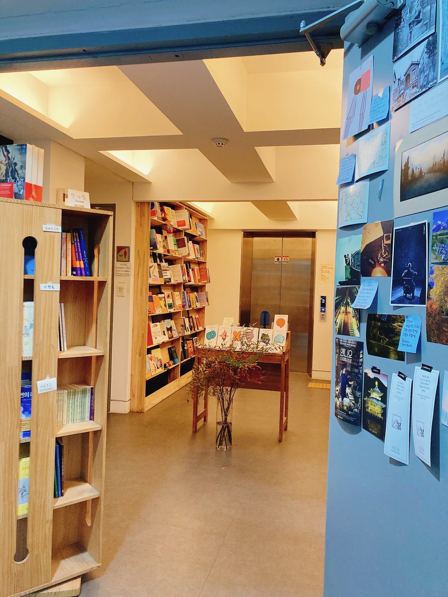 chekccori's tweet image. #サの韓国旅2024冬 

3軒目がまたすごく良かった。븍사롱텍스트북(BOOK SALON #TEXTBOOKS)。景福宮の脇、ちょっと小高い丘辺りにあり眺望が素晴らしく。オーナーさんともお話すると、世界中を旅して念願の書店とのこと。居心地の店内でいただく☕️も美味しい。
最後の写真窓枠がまるで絵画のよう。