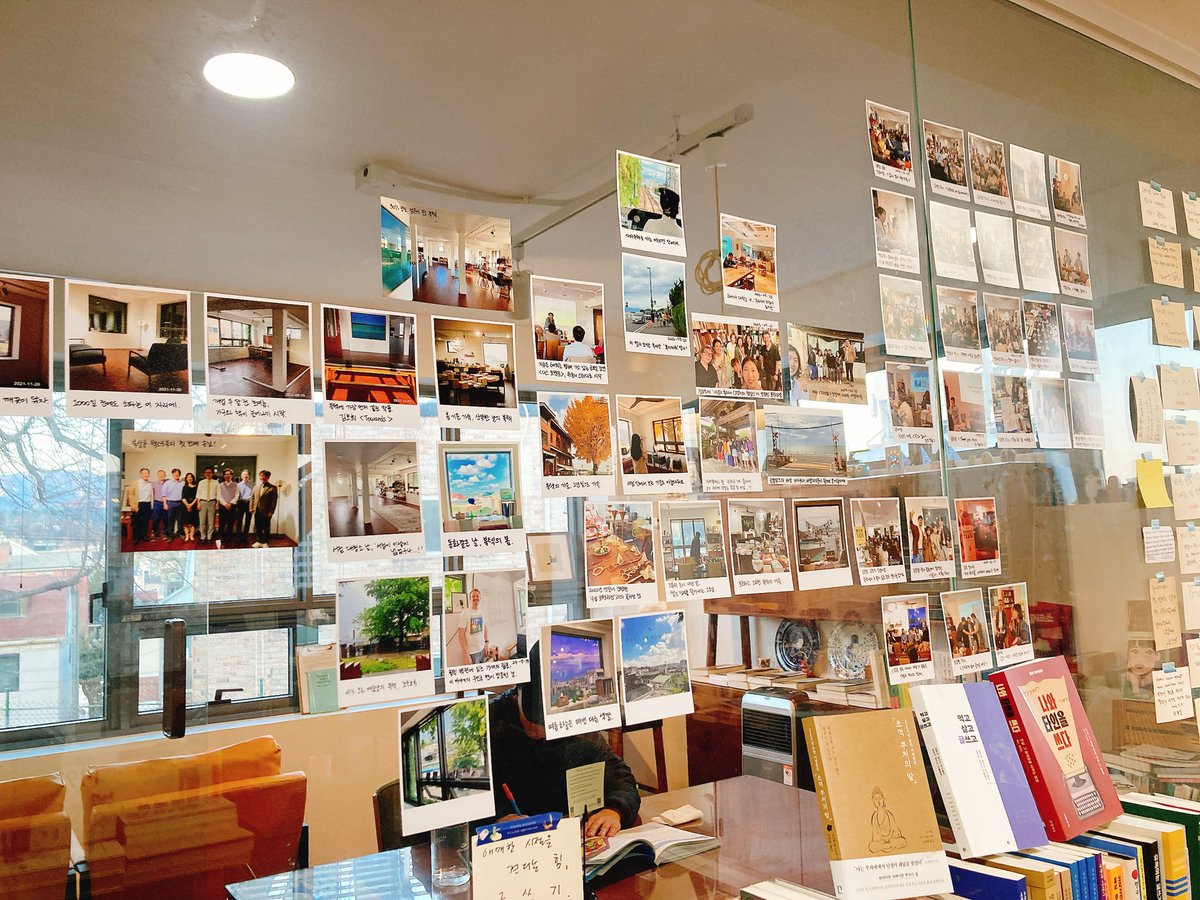 chekccori's tweet image. #サの韓国旅2024冬 

3軒目がまたすごく良かった。븍사롱텍스트북(BOOK SALON #TEXTBOOKS)。景福宮の脇、ちょっと小高い丘辺りにあり眺望が素晴らしく。オーナーさんともお話すると、世界中を旅して念願の書店とのこと。居心地の店内でいただく☕️も美味しい。
最後の写真窓枠がまるで絵画のよう。