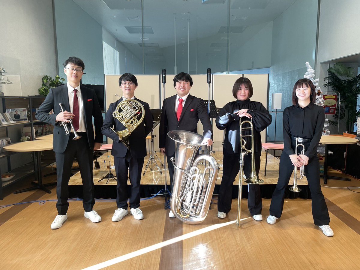 loro6006's tweet photo. 『サンパール荒川 ラウンジコンサート』で演奏させて頂きました🎺
今回も、会場いっぱいのお客さまが聴いてくださり幸せでした！！
クリスマスを感じて頂けていたら嬉しいです🎄

#ローロ https://t.co/k6DPX6oTnd
