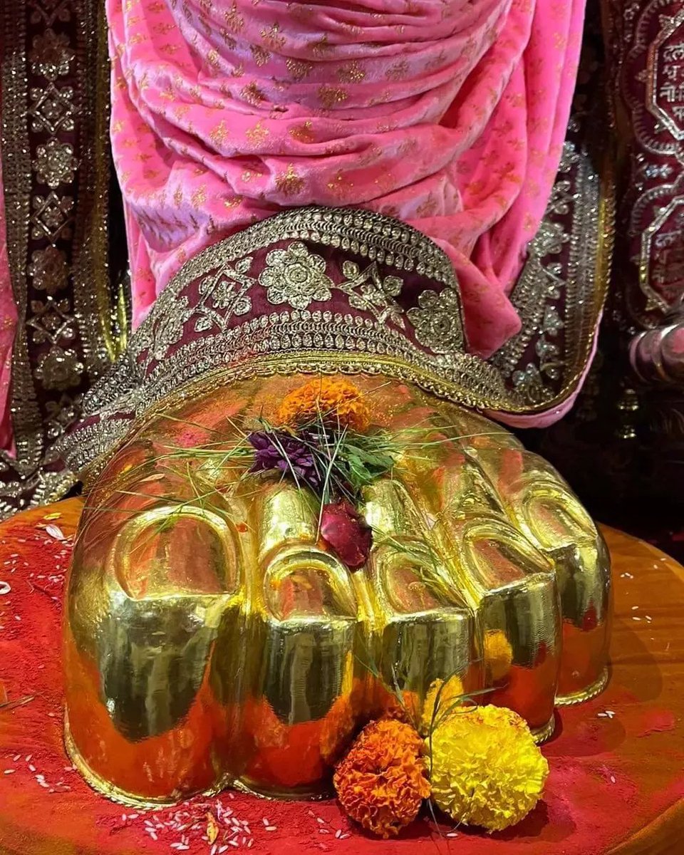 Geetashloks's tweet photo. Touch Bappa's feet with this 🙌 emoji https://t.co/nJ1Ql2kkDQ