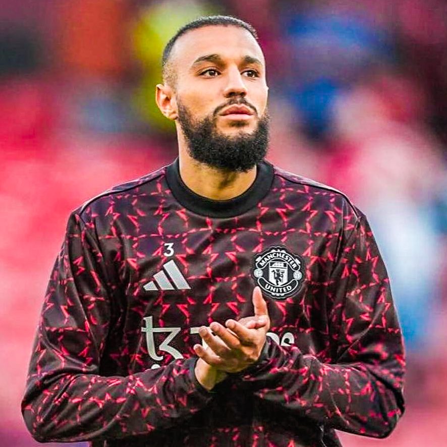 eurofootcom's tweet photo. 🚨🔴 Manchester United players abandoned plans to wear an Adidas jacket in support of the LGBTQ+ community before the previous match vs Everton. 

Noussair Mazraoui told his team-mates he was not prepared to wear the outfit, citing his faith as the reason. 

The team then decided that no players would wear the tracksuit so that Mazraoui would not be the only one seen publicly to be refusing to wear it, reports @TheAthleticFC.