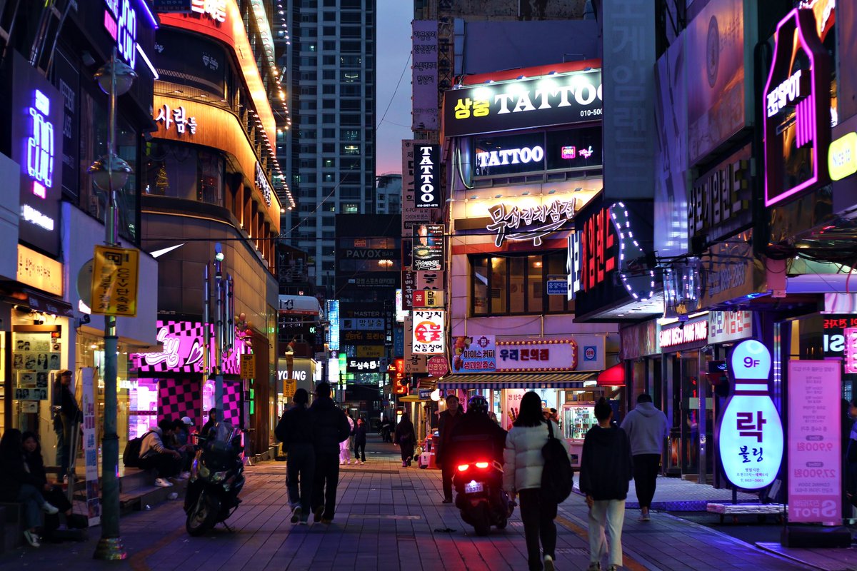 Me, yesterday: starting a trip in South Korea, ready to forget about politics and news 🧘‍♀️
South Korea: hold my soju

(Political crisis or not, Busan is living its life so far)