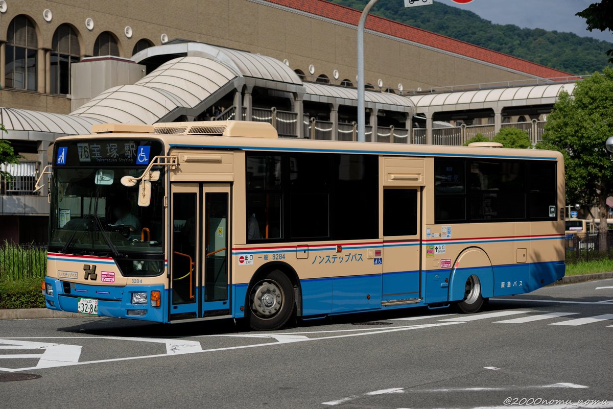 #皆さんの手でFUSOを拝めましょう 

阪急バスにMP38が登場して10年、当初より導入ペースは落ちましたが、様々な仕様が登場しています。