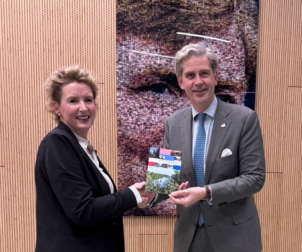 Tijdens een bijzondere raadsvergadering op 3 december heeft de gemeenteraad de profielschets voor de nieuwe burgemeester vastgesteld. Dit gebeurde in aanwezigheid van de Commissaris van de Koning, de heer W. Kolff. 
Lees meer 👉 albrandswaard.nl/actueel/profie…