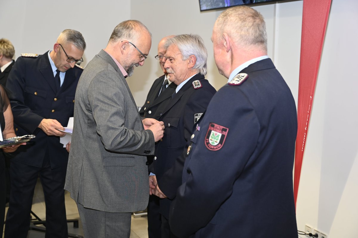 Landrat dankt ehrenamtlichen Helferinnen und Helfern: Landkreis Barnim zeichnet Mitglieder der Freiwilligen Feuerwehren und Angehörige der Hilfsorganisationen für treue Dienste und besondere Leistungen aus mynewsdesk.com/de/landkreis-b…
