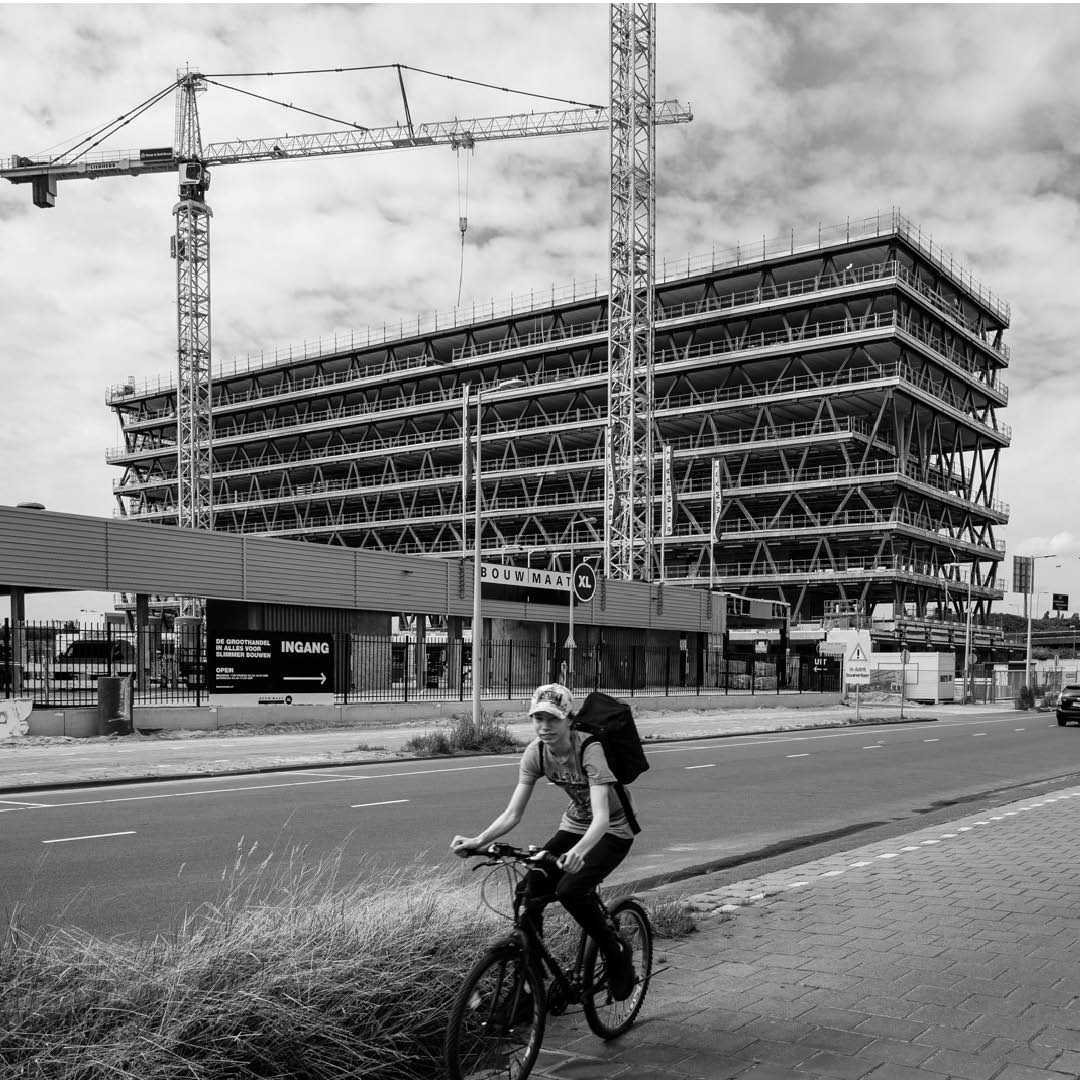 OZarchitecten's tweet image. The Joan in Amsterdam eert het industriële verleden met een ontwerp dat oud en nieuw verenigt. Met robuust beton, een dynamische gevel en duurzame certificeringen (WELL Platinum, BREEAM Excellent) blijft de identiteit van de plek behouden
#thejoan #designarchitecture #amsterdam