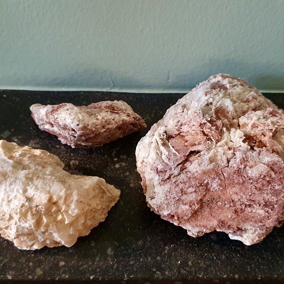 Als kind kocht ik van mijn zakgeld mineralen op de rommelmarkt. Later verzamelde ik stenen en fossielen uit het veld, en die collectie groeit nog steeds. Zoals één van jullie eerder al opmerkte: beroepsdeformatie...