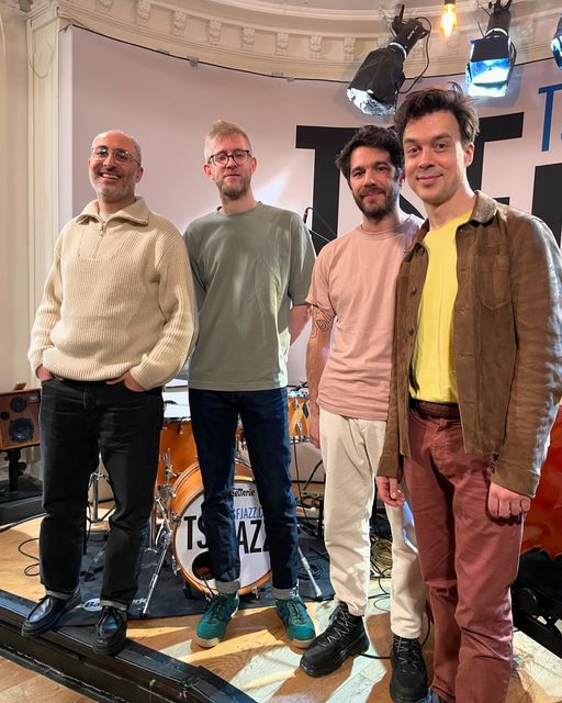 Un animateur de <a href="/tsfjazz/">Tom Simpson-Field</a> se cache parmi le TRIO du pianiste Maxime Sanchez qui présente dans #DeliExpress son nouvel album « Standards Live »