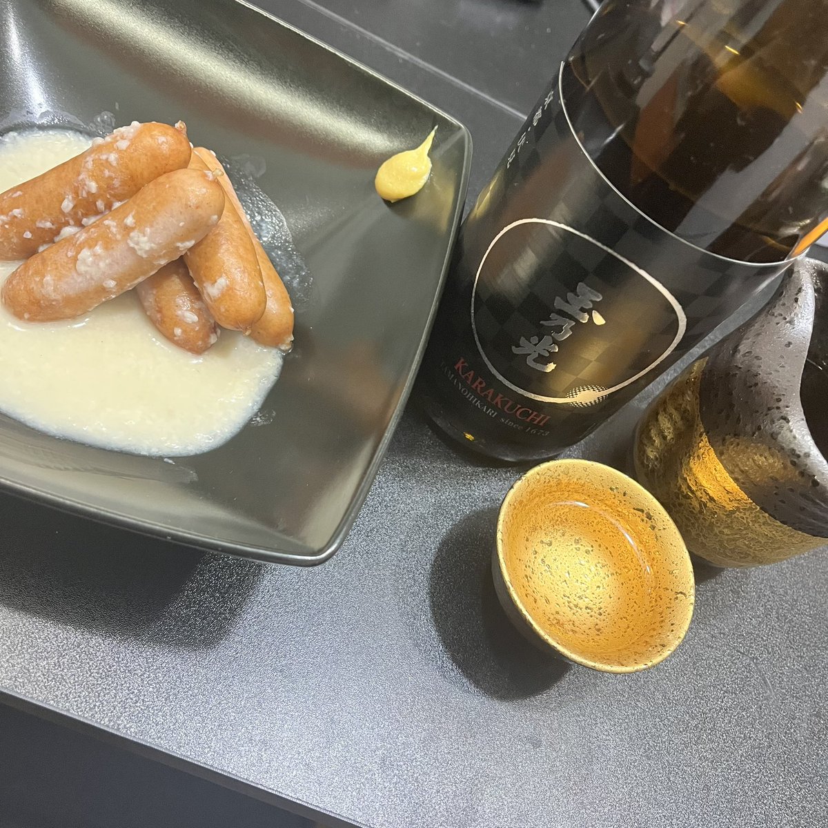 tamanohikari_1's tweet photo. 〚 #酒粕おでん week🍢♡〗
#ウインナー ×  #KARAKUCHI
パリッとジューシーなウインナー とKARAKUCHIは燗酒で🍶 ウインナーの旨みと日本酒の米の余韻が相まって…( ﾟДﾟ)ｳﾏｰ♡
KARAKUCHIは冷にすると辛口ならではのキレが💡燗酒にすると少しまろやかになって美味しいんです🤤ぜひお試しください🥰 https://t.co/sVMHPOuTdq