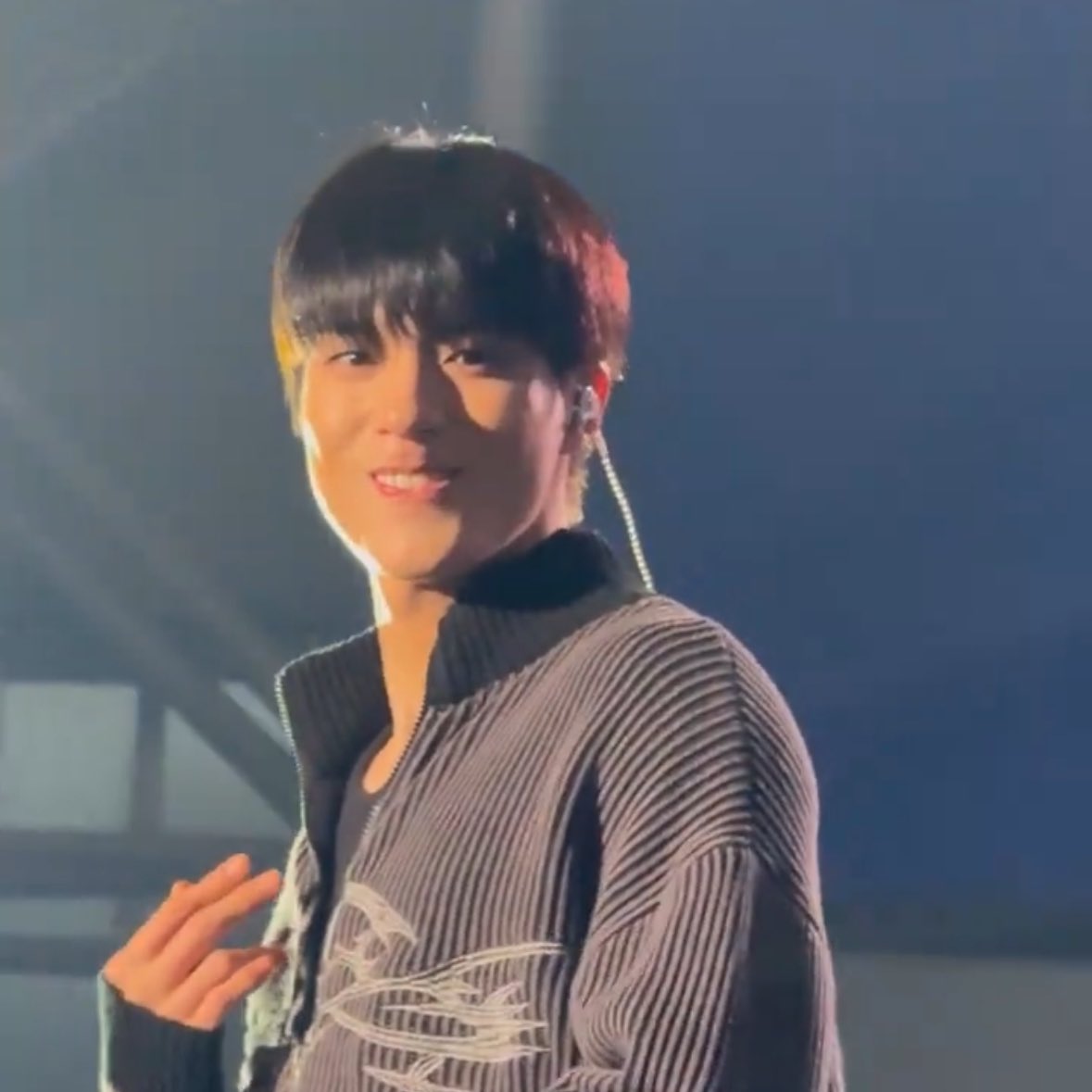 allround_rz's tweet photo. “can you show me your front teeth?” 🤓

JENOOOOOOO!! cutest video I’ve seen today 😭😭😭😭😭 he’s so!! https://t.co/rDq0A2Xf2y