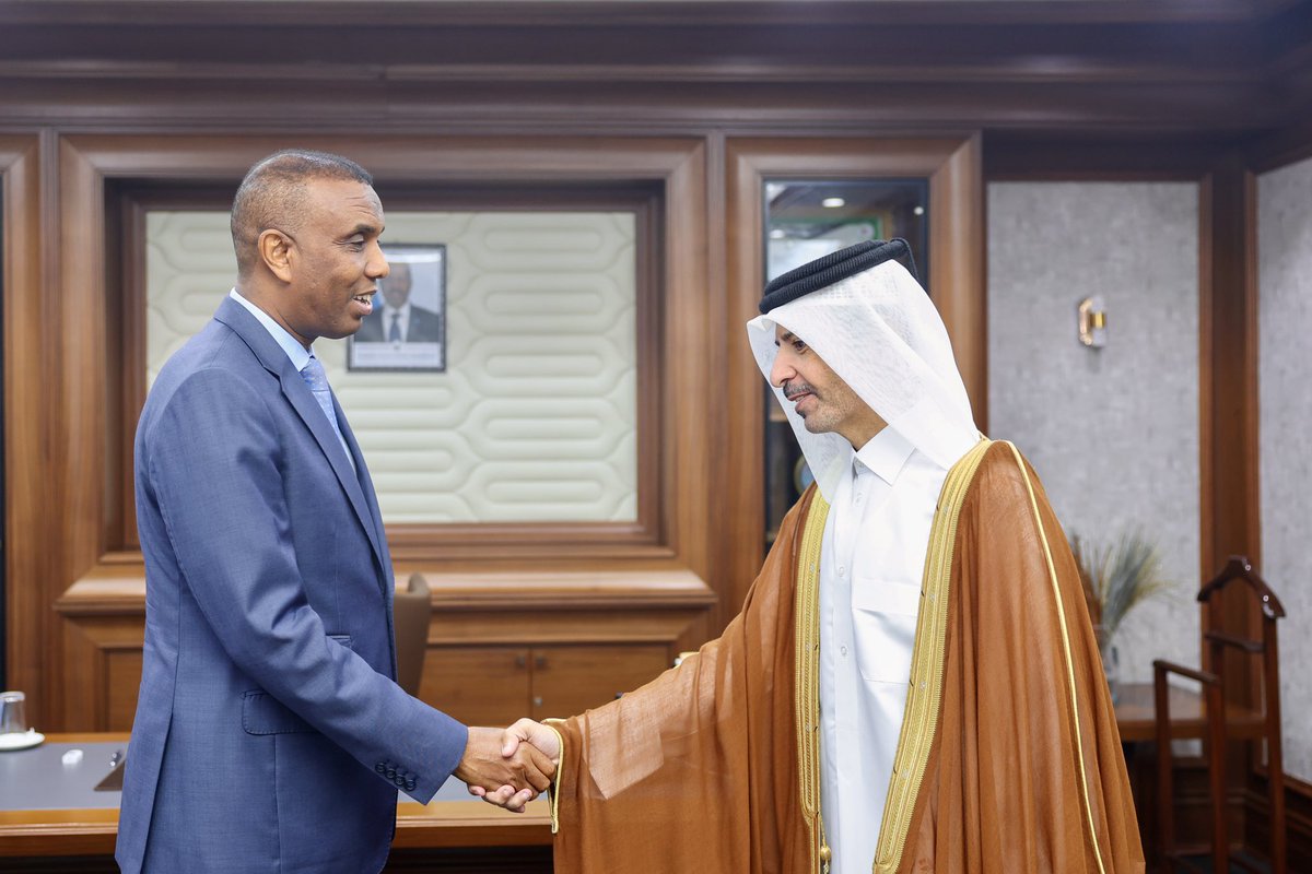 SomaliPM's tweet photo. Ra’iisul Wasaaraha Xukuumadda Jamhuuriyadda Federaalka Soomaaliya, Mudane Xamsa Cabdi Barre, ayaa xafiiskiisa ku qaabilay Danjiraha Qatar ee Soomaaliya, Mudane Abdullah Salem Al Nuaimi, iyagoo ka wada hadlay xoojinta xiriirka iyo iskaashiga ka dhaxeeya labada dal ee walaalaha ah.

Ra’iisul Wasaare  Xamsa ayaa uga mahadceliyey Dowladda Qatar taageerada ay siiso Soomaaliya, gaar ahaan dhinacyada amniga, tababarka ciidamada qalabka sida, horumarinta adeegyada asaasiga ah iyo gargaarka.

Dhankiisa, Danjire Abdullah, ayaa sheegay in ay sii wadi doonaan taageerada dhinacyada kala duwan leh ee ay mar walba la garab taagan yihiin Dowladda iyo shacabka Soomaaliyeed.