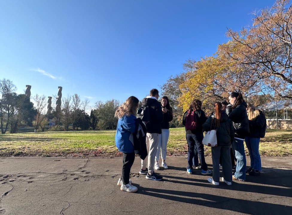 🎨 Els i les estudiants d’Educació de les Arts Visuals en Educació Infantil I han explorat l’art a l’entorn de Bellaterra amb la guia de Cloe Masotta. 
Del campus a les Columnes d’Andreu Alfaro, reflexionant i descobrint el poder educatiu de l’art! 🖌️✨