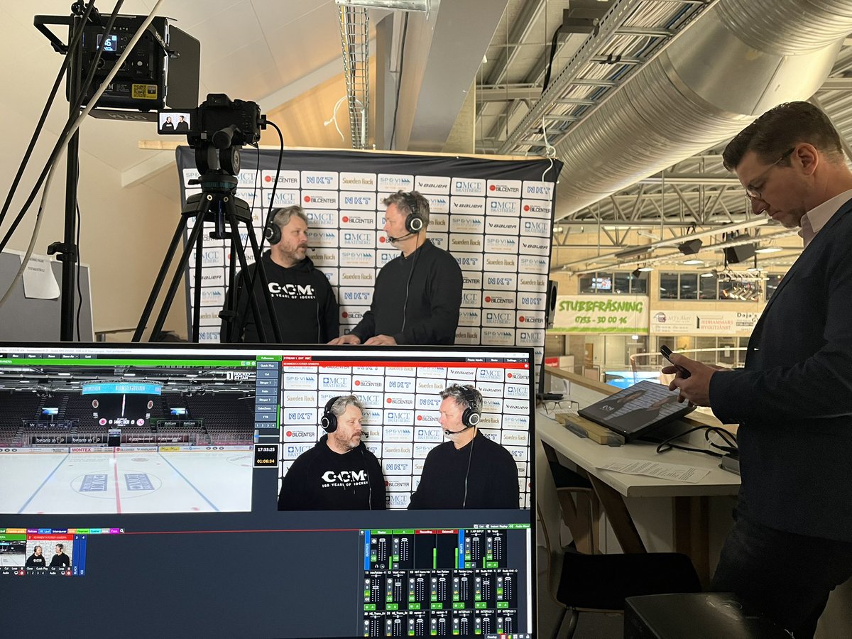 Dags för intervjuer inför kvällens match. <a href="/beaver1616/">Mikael Johansson</a> följer order