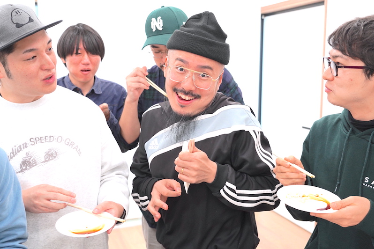 「【オモコロブロス】みんなで牡蠣を食べましたこんなに楽しそうに【5年連続10回目】」|オモコロのイラスト