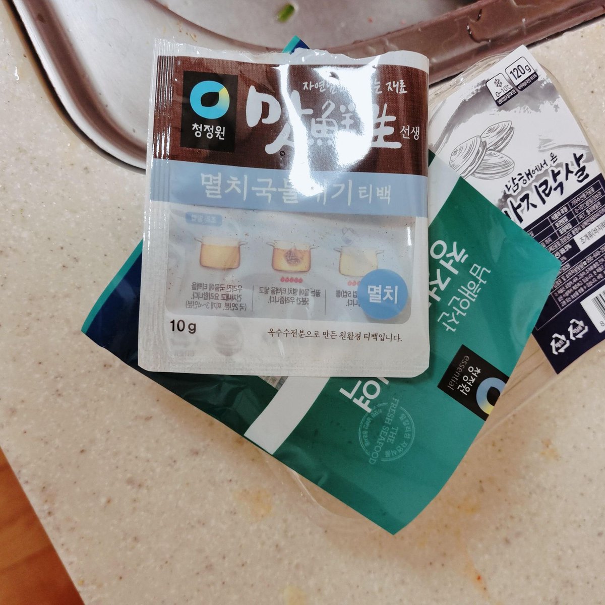 ㅠㅠㅠ…. 수빈이형 해산물 좋아한다구 고기 대신 조개 넣어서 미역국 끓여 생일상 차려주던 태현이 .. 🥺

그랬던 태현이가 미역국 끓여줄테니 어서 오라고 하는 말이 너무ㅜ.. 
태현이가 얼마나 수빈이를 보고싶어하는지 느껴져서 눈물나