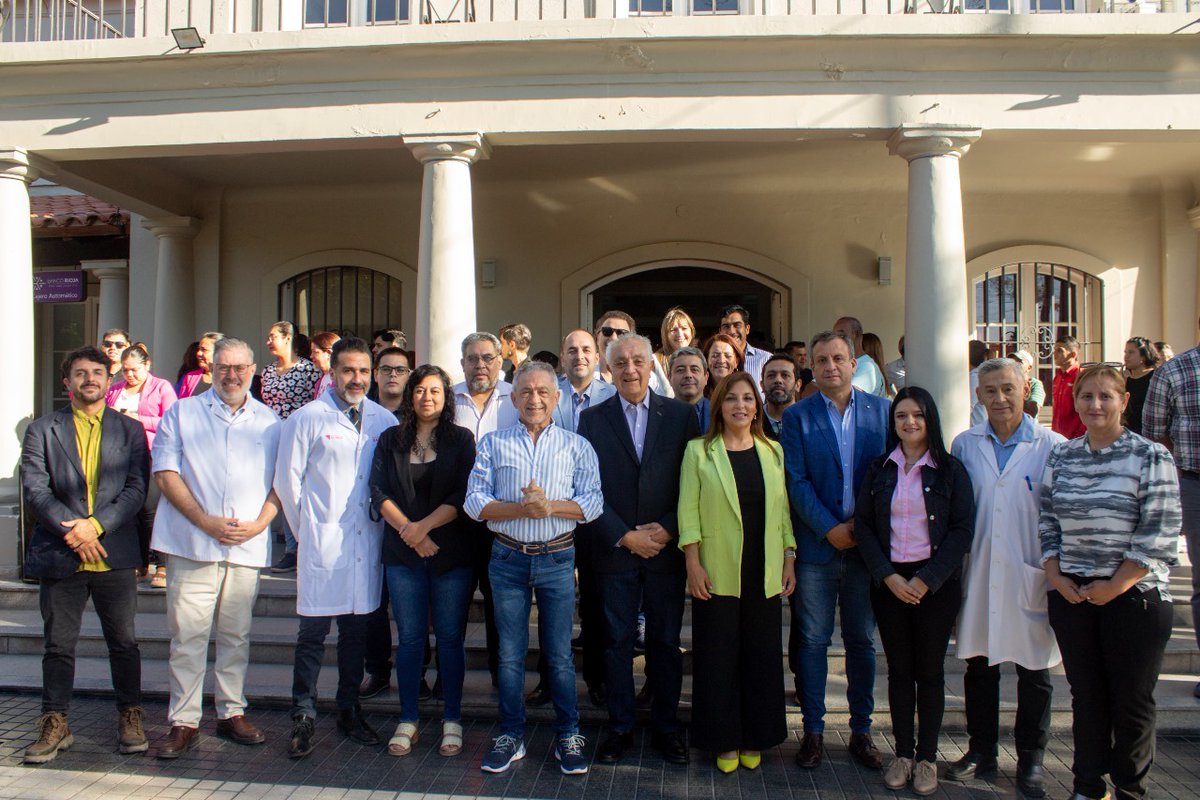 amolinalarioja's tweet photo. En el tradicional izamiento de hoy, Con la presencia del Mtro. De Salud @JuanVergaralr, HONRAMOS el trabajo de las y los HÉROES de la SALUD, cuya labor CELEBRAMOS cada 3 de diciembre.

La dedicación, el profesionalismo y la VOCACIÓN de SERVICIO son un ejemplo a seguir. https://t.co/rKfP11zDdi