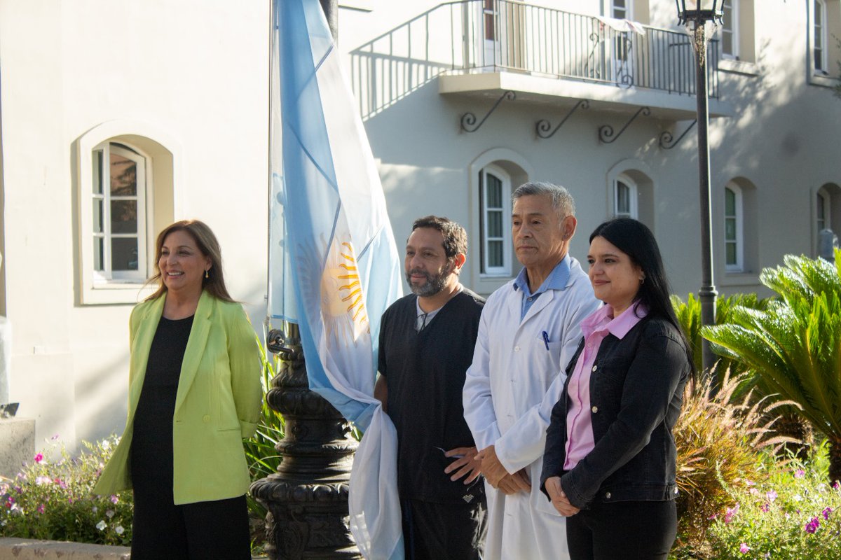 amolinalarioja's tweet photo. En el tradicional izamiento de hoy, Con la presencia del Mtro. De Salud @JuanVergaralr, HONRAMOS el trabajo de las y los HÉROES de la SALUD, cuya labor CELEBRAMOS cada 3 de diciembre.

La dedicación, el profesionalismo y la VOCACIÓN de SERVICIO son un ejemplo a seguir. https://t.co/rKfP11zDdi
